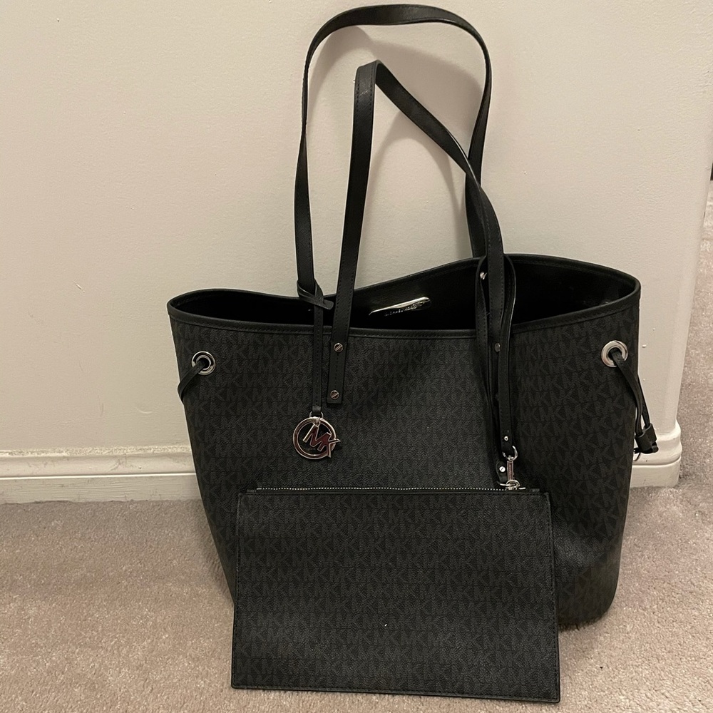 Black Michael Kors bag/purse! Rarely used